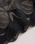 Gros plan sur la dentelle florale de la culotte noire