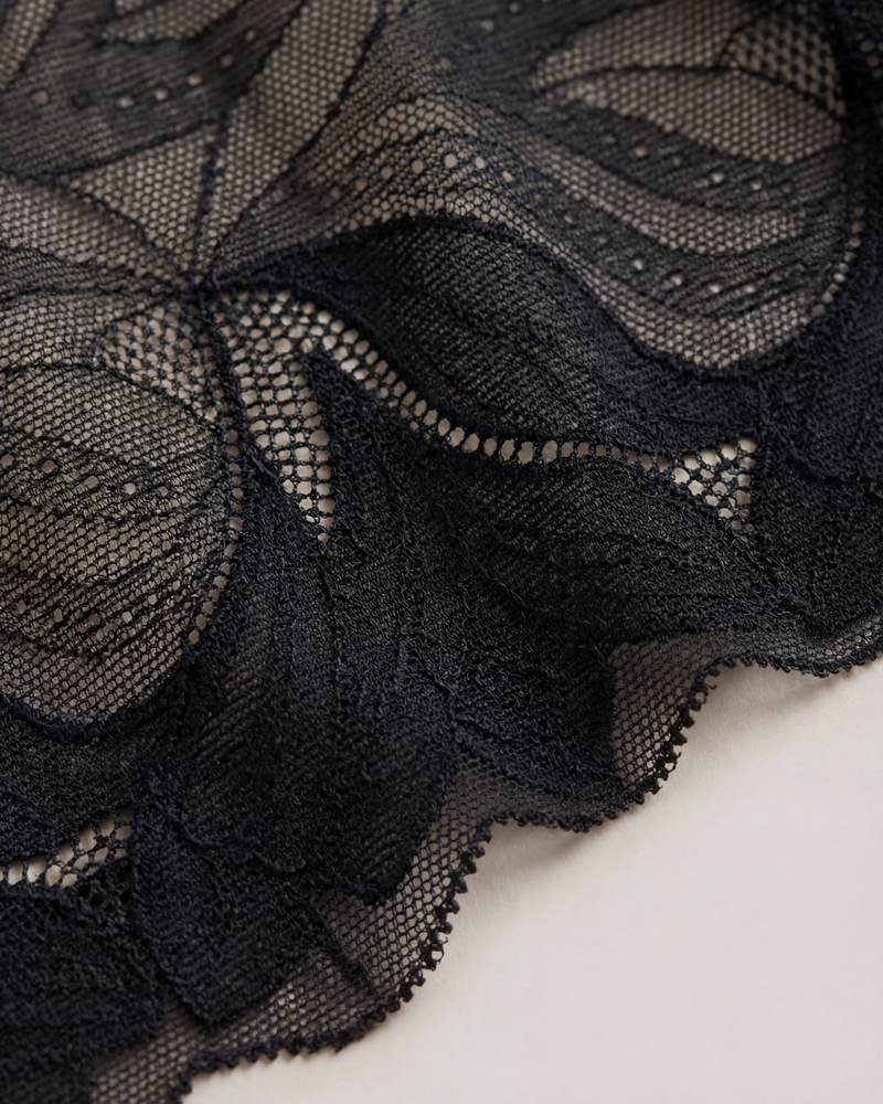 Gros plan sur la dentelle florale de la culotte noire