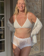 Culotte en dentelle blanche portee le matin, taille haute