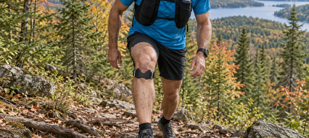 Coureur de sentier dans les Laurentides en montée, sangle rotulienne noire portée sous le genou