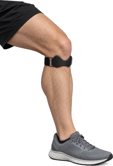 Jambe d’un coureur en pleine foulée avec la sangle rotulienne sous le genou