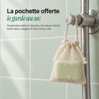 Pochette en filet de coton suspendue dans la douche, le savon à l’intérieur
