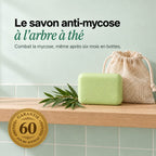 Savon anti-mycose à l’arbre à thé sur une tablette de salle de bain, avec sa pochette en filet