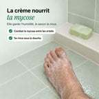 Pied savonné sous la douche, la crème nourrit la mycose et le savon la rince