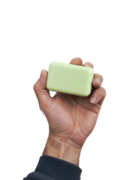 Main qui tient le savon purifiant
