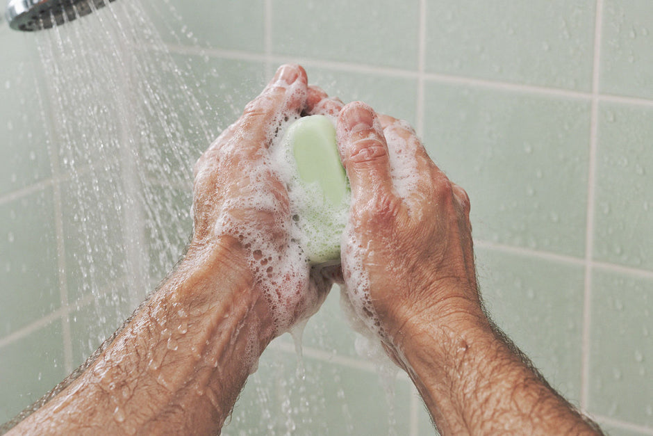 Faire mousser le savon sous la douche