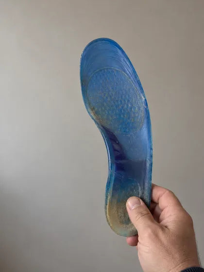 Vieille semelle en gel aplatie