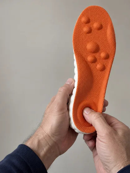 Pouce qui enfonce la mousse épaisse de la semelle Nuage