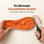 Découpe de la semelle à la pointure avec des ciseaux