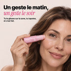 Mannequin qui glisse le stick repulpant sous son œil