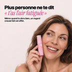 Femme souriante, stick repulpant à la main