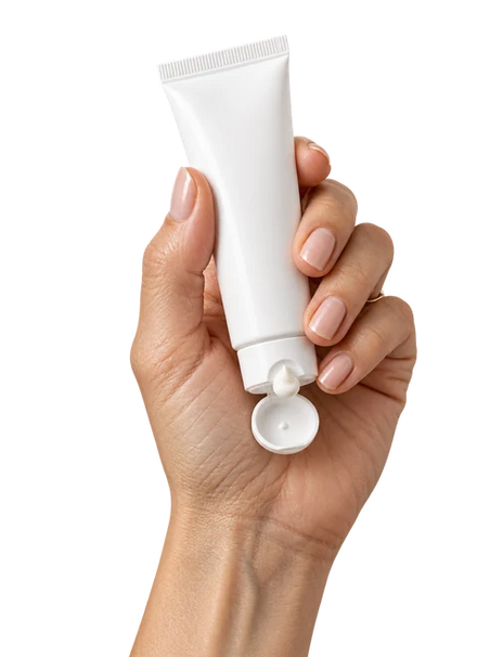 Main qui presse un tube de crème contour des yeux