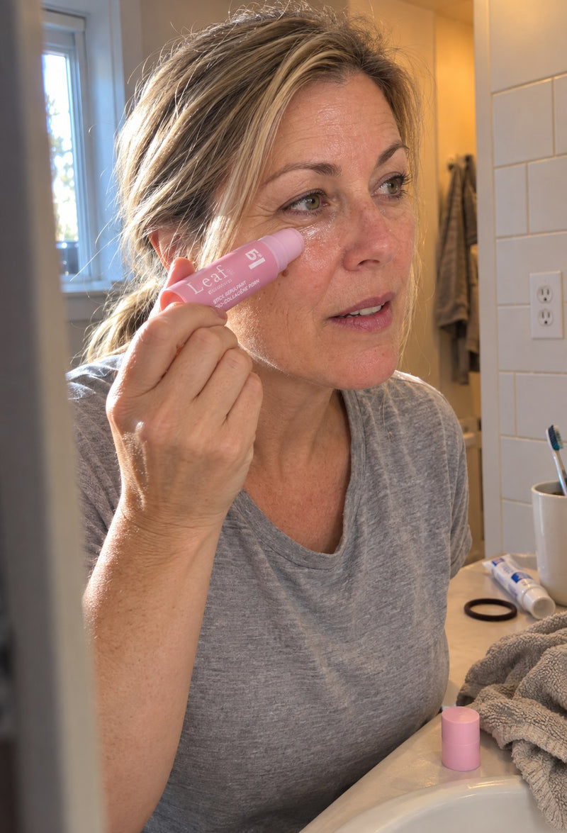 Femme qui glisse le stick sous son œil le matin dans sa salle de bain
