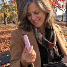 Femme qui sort le stick de sa poche dans un parc en automne