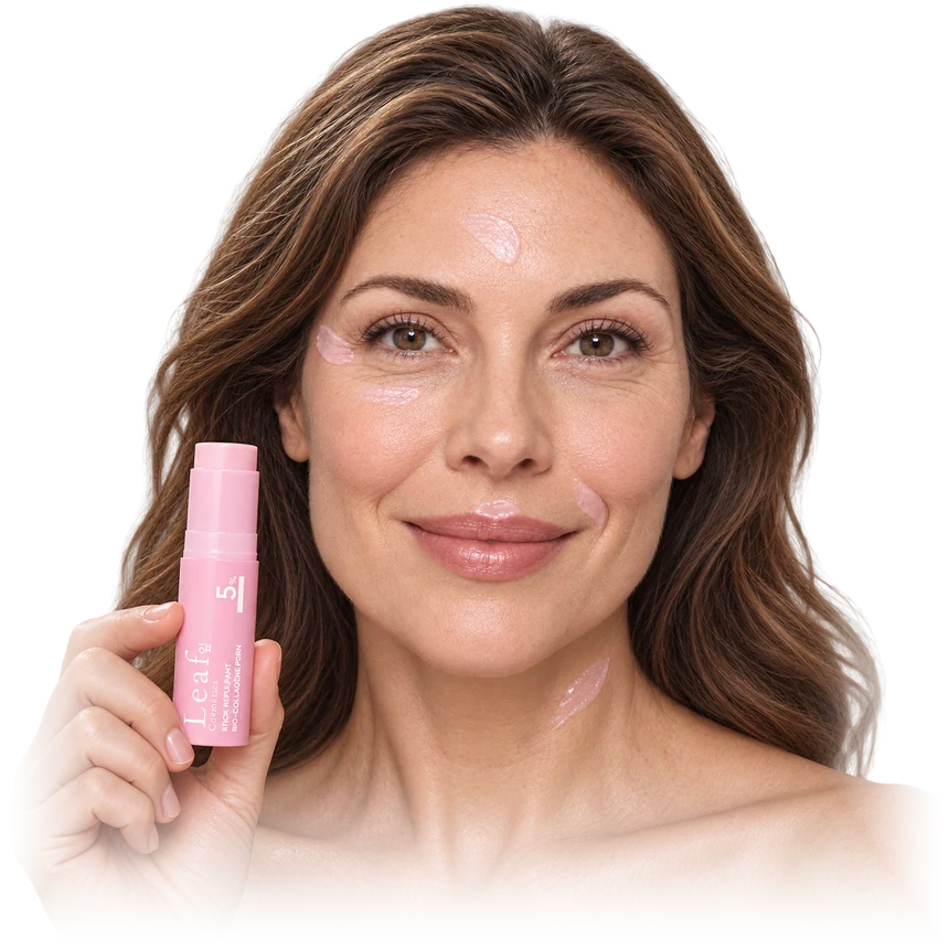 Femme avec une touche de baume sur chaque zone du visage et du cou, stick repulpant à la main