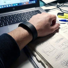 Bracelet WAKE au poignet, au bureau