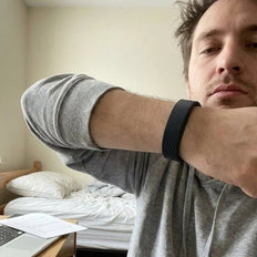 Bracelet WAKE au poignet, dans la chambre