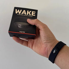 Boîte du bracelet WAKE tenue en main