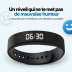 Bracelet réveil vibrant WAKE posé à plat, affichage 06:30